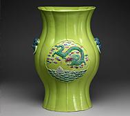 清·光绪·绿地鱼龙纹花式瓶